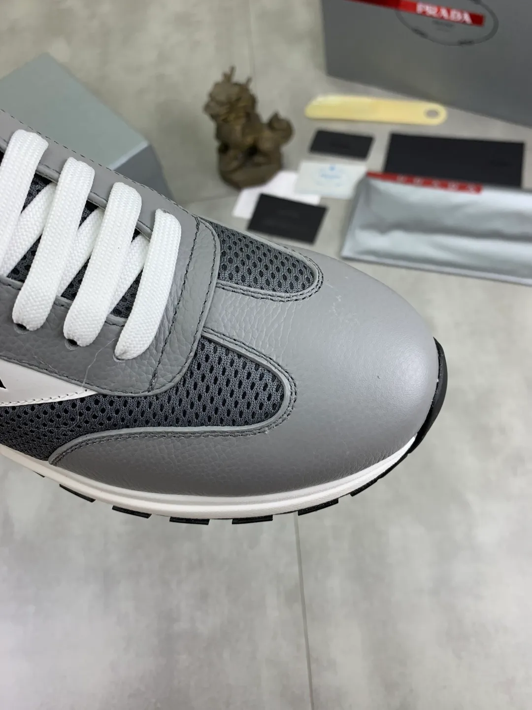 Men's Men's Shoes 💰P560 💰【New Style】 The latest model of high-quality PRADA classic men's shoes has been launched on the official website at a 1:1 replica, synchronized in Hong Kong and on the same catwalk; all made of calfskin➕imported cowhide lining, 🍡🍡original rubber outsole, non-slip and wear-resistant; comfortable on the feet, attractive style, fine workmanship, and simple and neat shoe lasts, highlighting a man's courage and toughness, 👍size 38 to 44 (45 can be customized) black White color🉑️choose